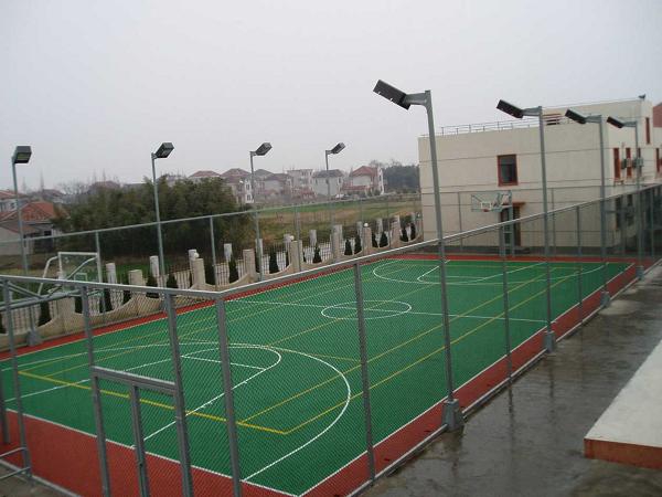 預(yù)制型塑膠球場(chǎng)的性能特征是怎樣？